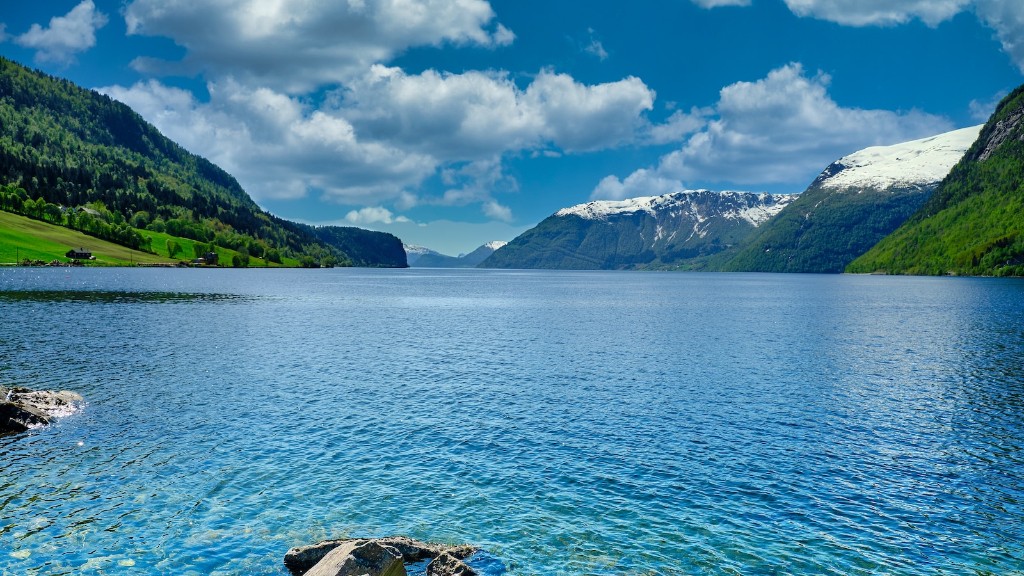 How long is the crater lake rim trail?