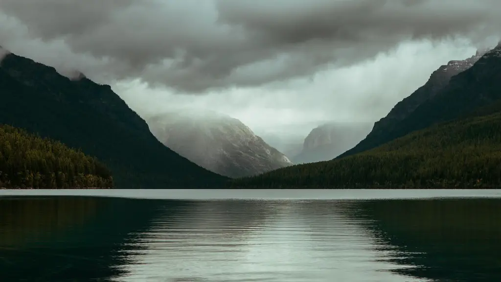 How does the sunlight affect the water at crater lake?