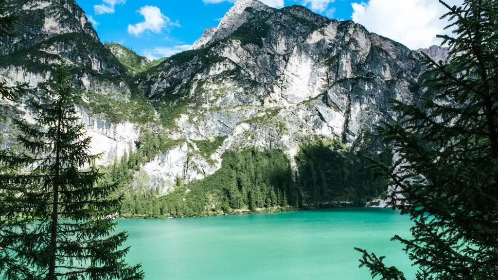 What does the bottom of crater lake look like?