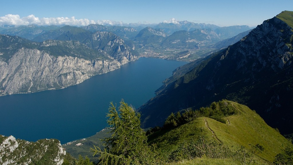 How drep is crater lake?