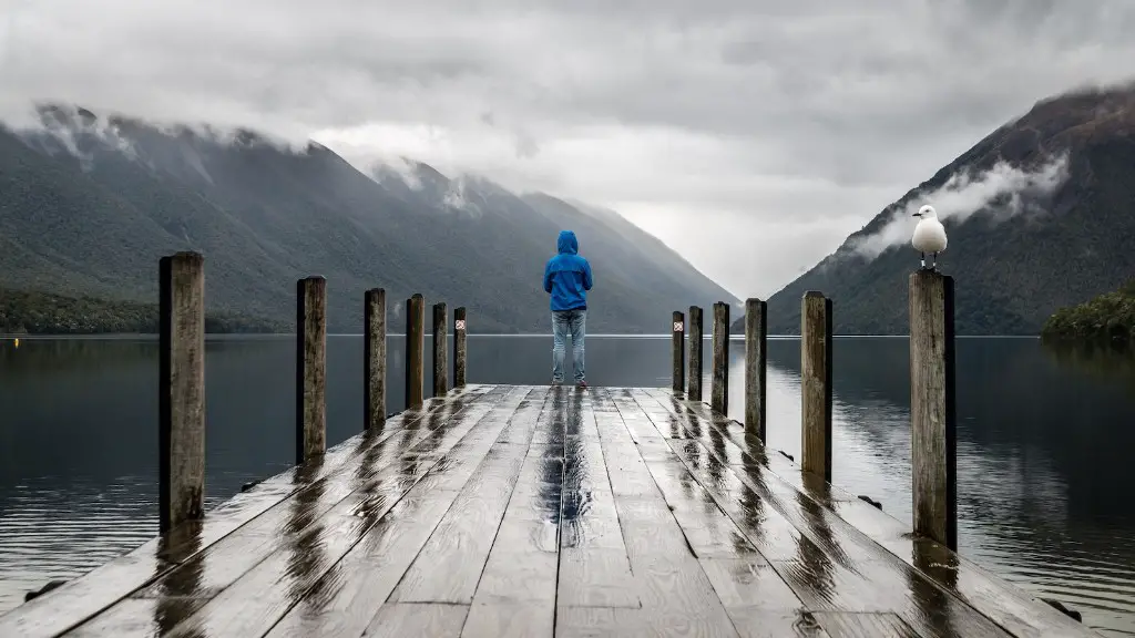 Can you walk around crater lake?