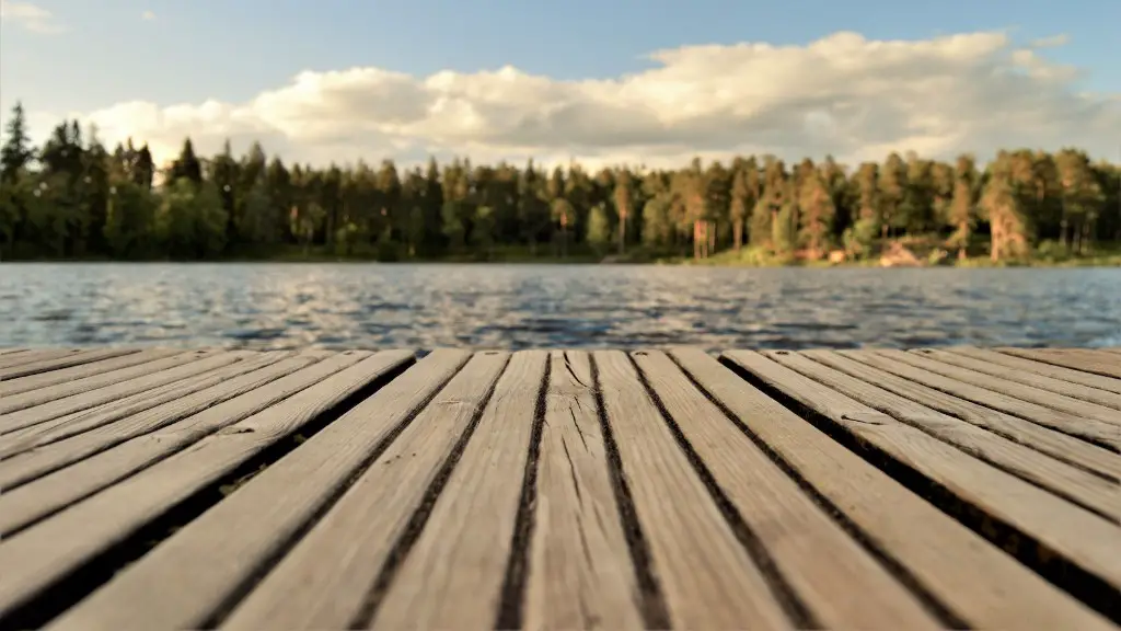 Does loch ness have access to the sea?