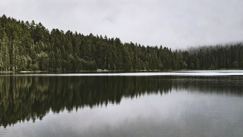 How does the sunlight affect the water at crater lake?