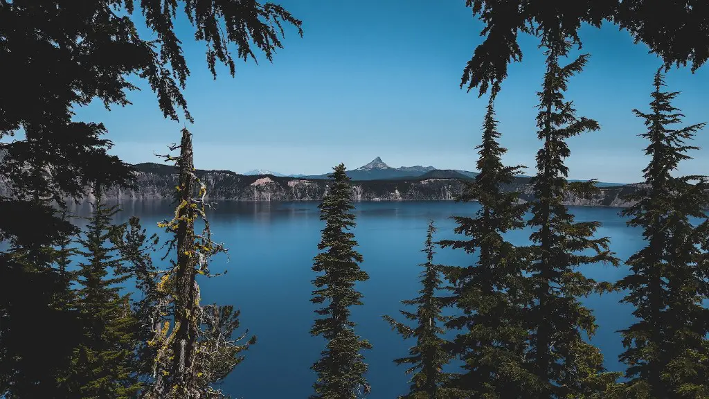 How far is crater lake from roseburg?