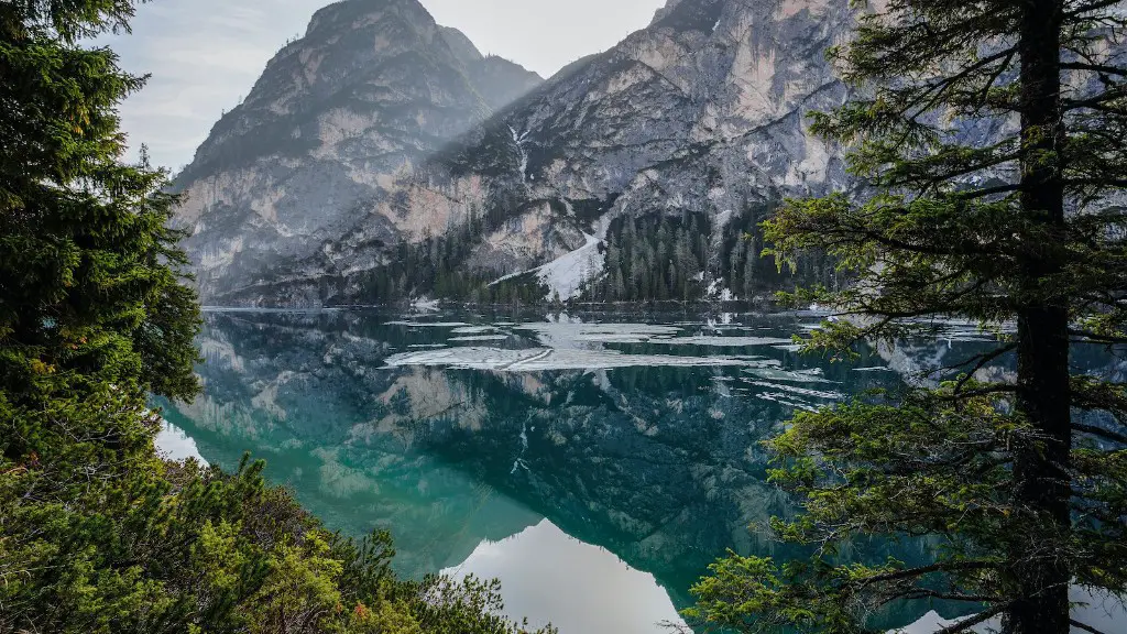 Does the crater lake have volcanos?