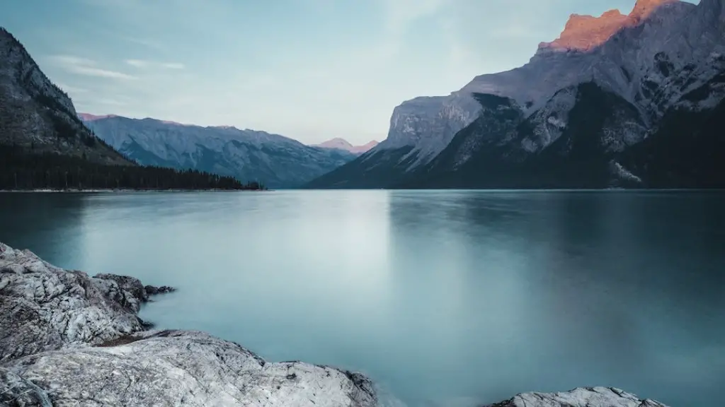 What type of fish live in crater lake?