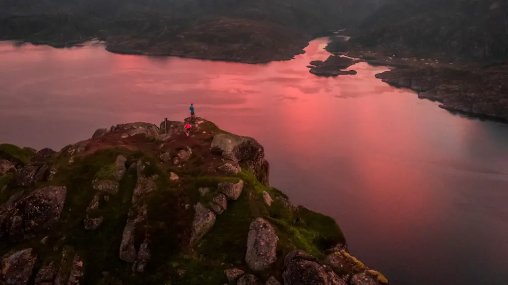 Does the road go to the top of crater lake?