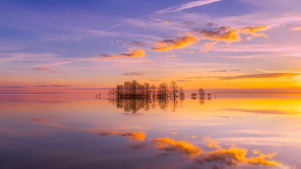 How much water evaporates from lake michigan each day?