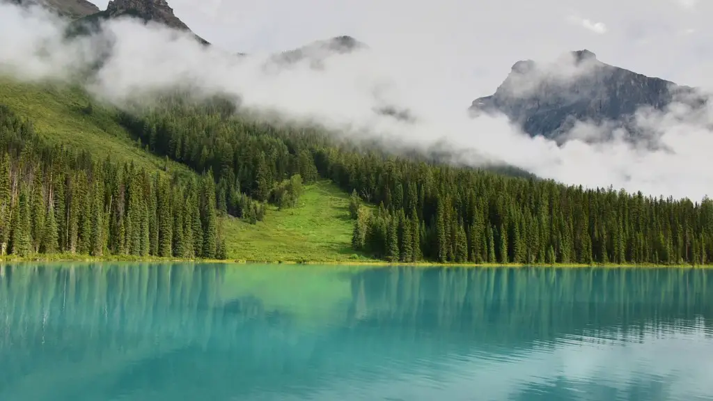 What is the depth of crater lake in oregon?
