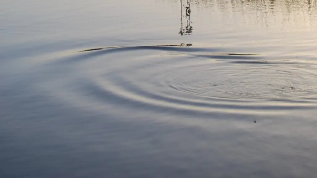 How does the sunlight affect the water at crater lake?