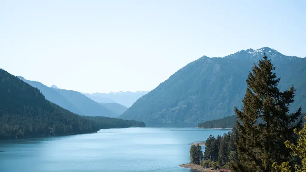 How does the sunlight affect the water at crater lake?