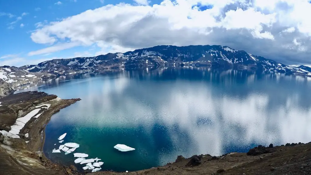 How many feet of snow at crater lake?