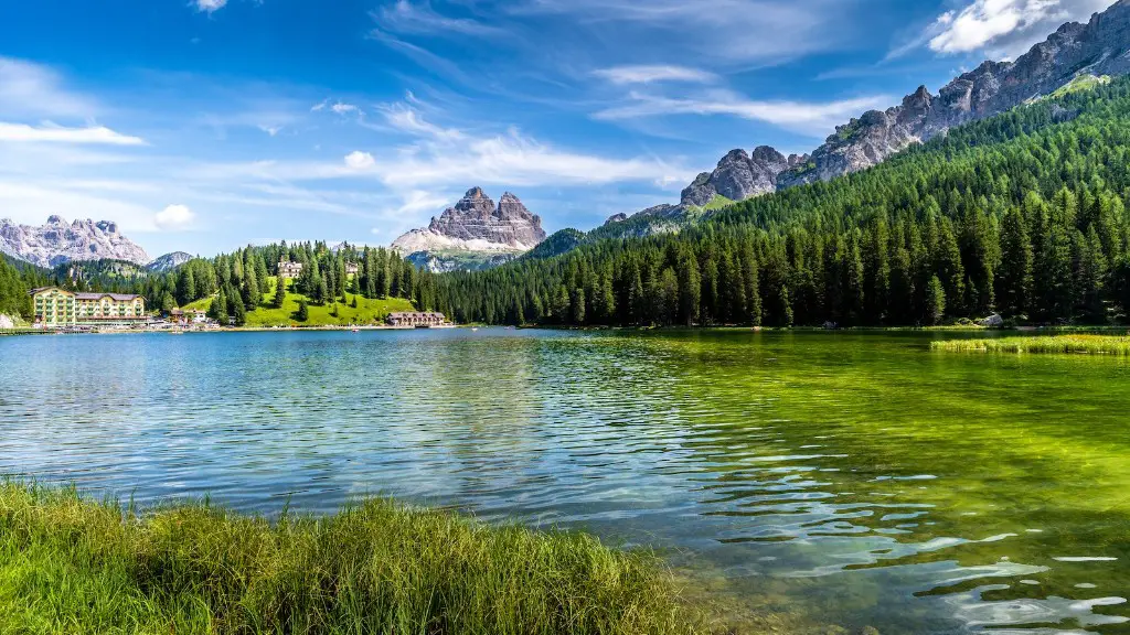 What is the water temperature of crater lake?