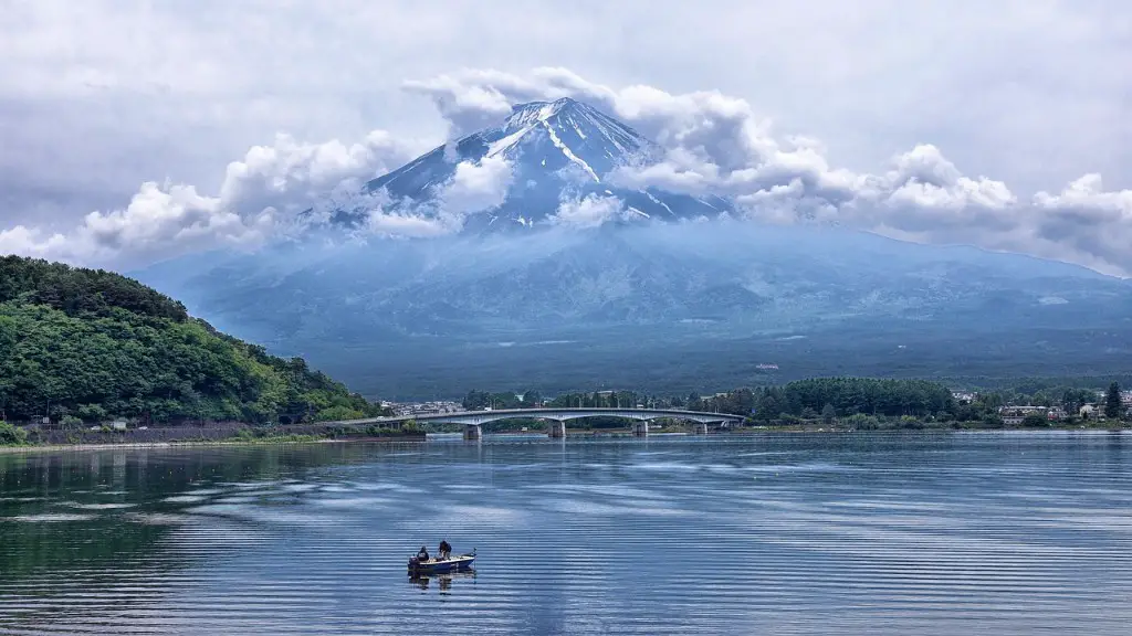 Where crater lake is located?