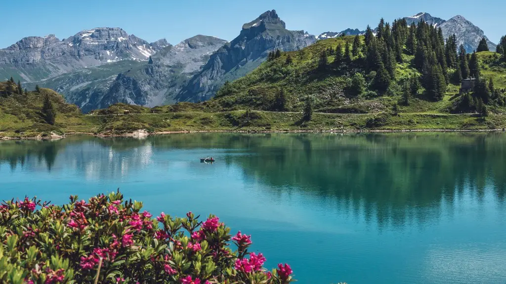 What is the distance between chemult or and crater lake?