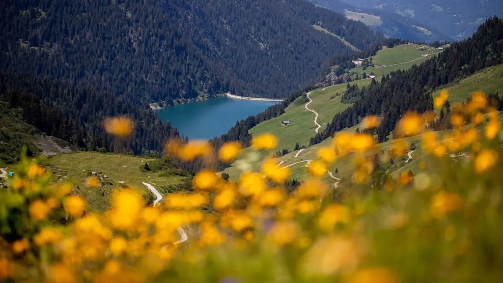 Is crater lake in trinity alps?