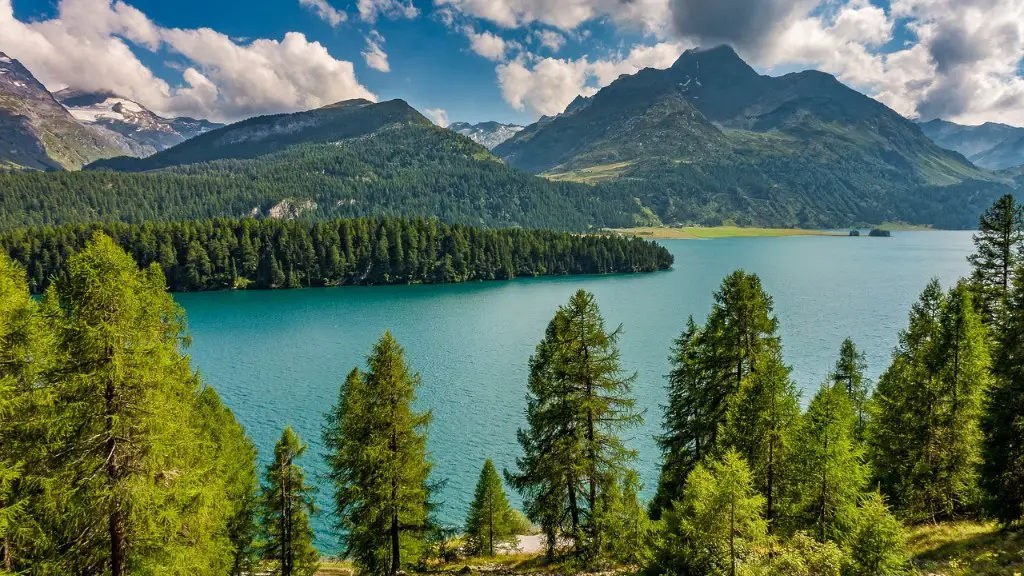 Why is crater lake so clear?