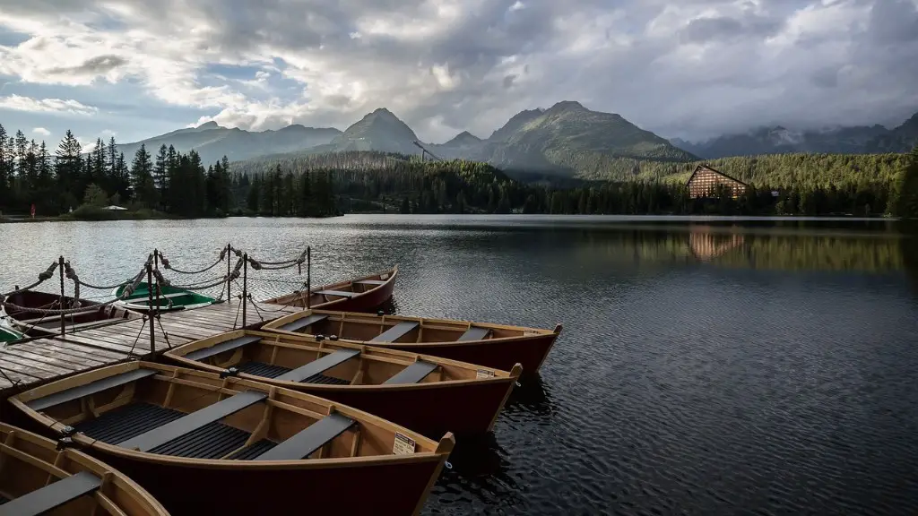 Can you take boats on crater lake?