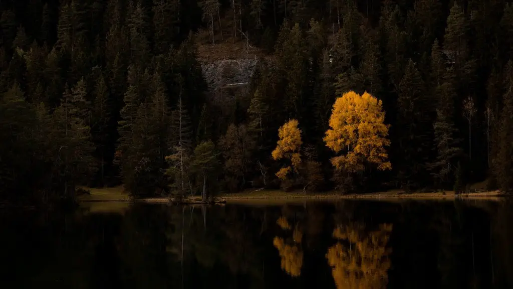 How much snow does crater lake have?