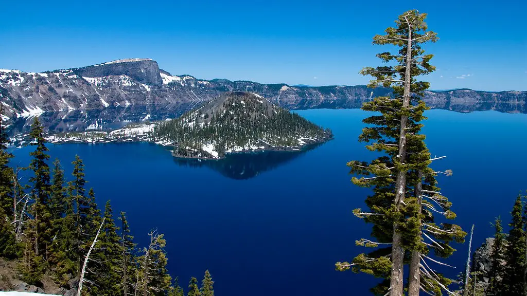 What is the name of the mountains near crater lake?