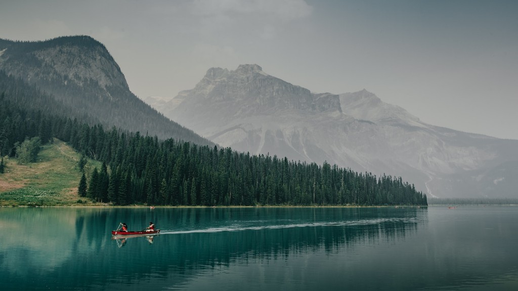 Can you walk around crater lake?