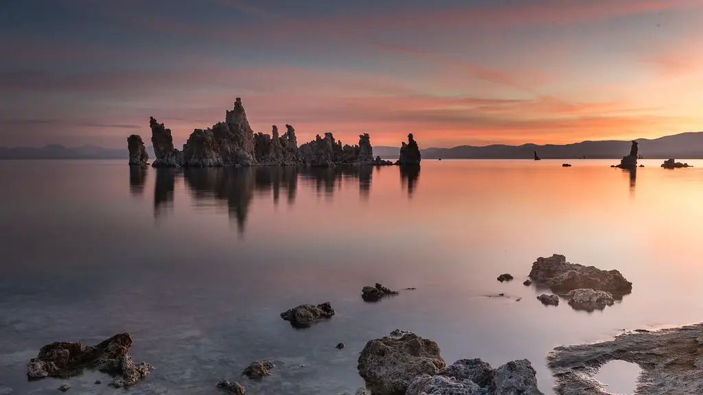 Why crater lake is so blue?