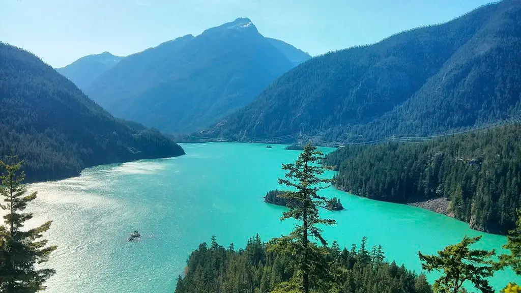 What is the water temperature of crater lake?