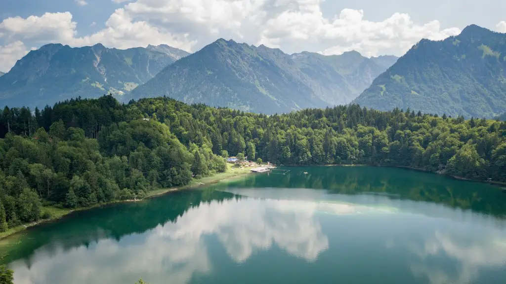 Can you swim in little crater lake?