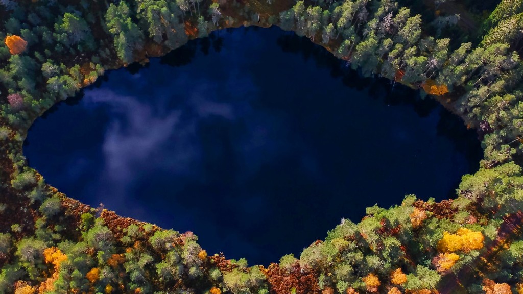 Do mountains surround crater lake?