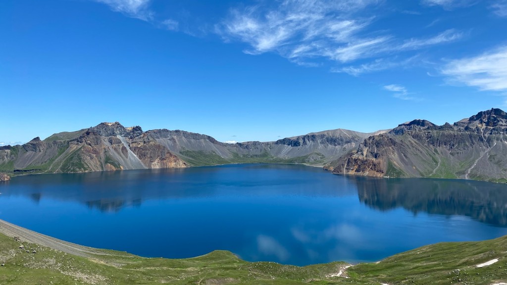 Can you walk around crater lake?