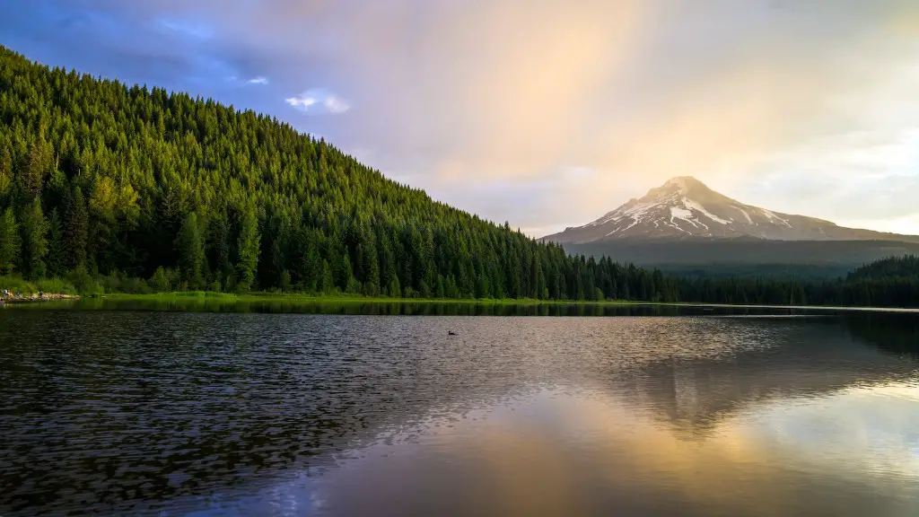 How many gallons of water in crater lake?