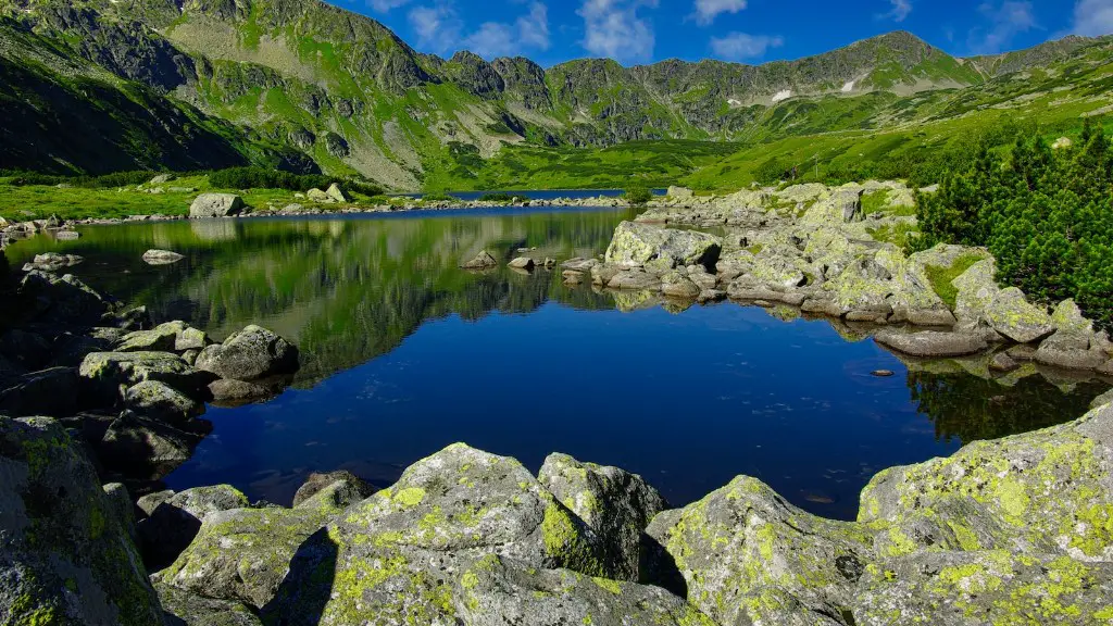 Is graenavtn crater lake accessible by car?