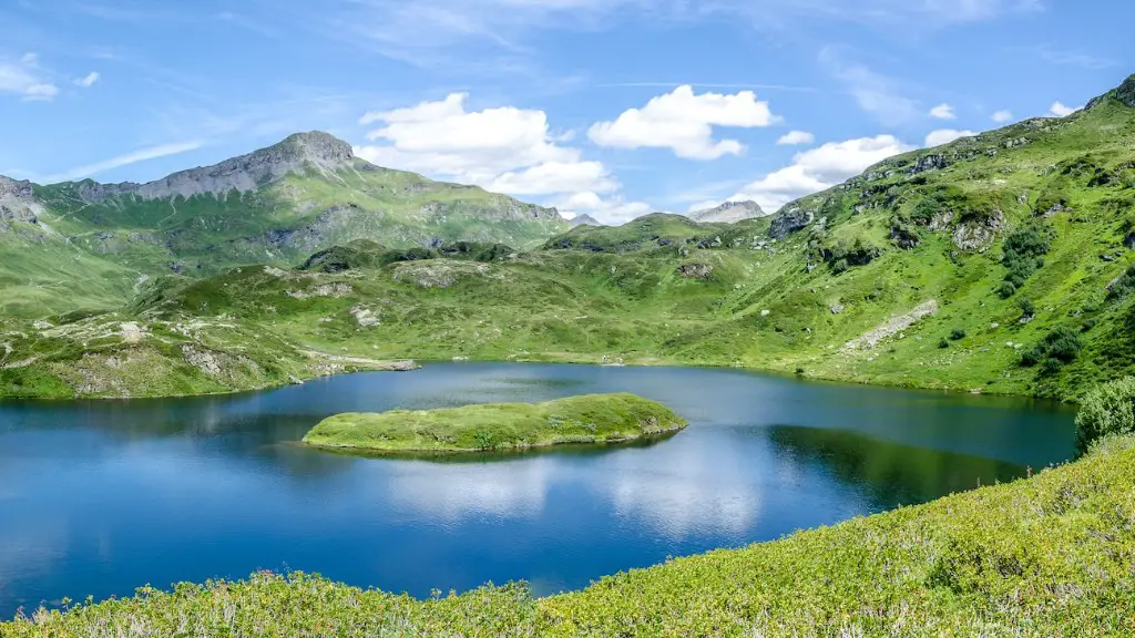 What is crater lake in geography?